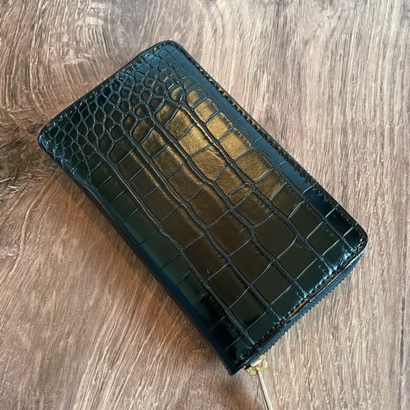 ALDO Black Kedoe Faux Crocodile Zip Wallet with Gold Hardware. - Picture 2 of 4
